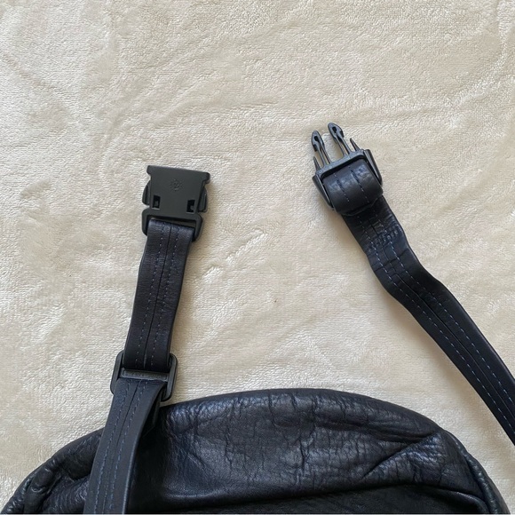 SOLD Vintage Genuine Leather Fannypack - Picture 4 of 5